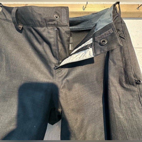 Volcom men’s Tight Series snow pants, black, 8k waterproof, sleek design. - Picture 2 of 9